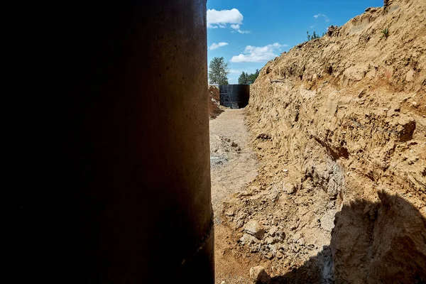 Okopach Znajdują Się Dwa Żelbetowe Studnie Pokryte Wodoszczelnym Mastyksem — Zdjęcie stockowe