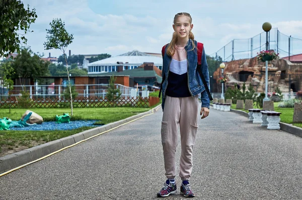2020年6月21日明斯克白俄罗斯美丽的少女站在通往公园的路上 — 图库照片