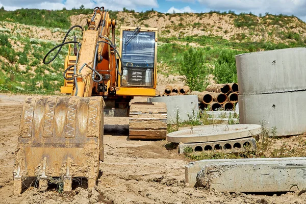 Der Bagger Steht Auf Der Baustelle Des Wiederaufbaus Des Alten — Stockfoto