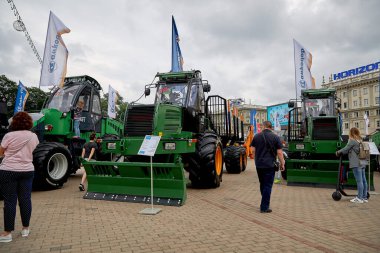 3 Temmuz 2020 Minsk Belarus İnsanlar inşaat ve tarım makineleri sergisi arasında yürüyorlar