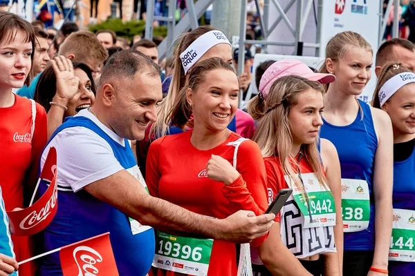 Septiembre 2019 Minsk Bielorrusia Hay Personas Felices Que Toman Selfies — Foto de Stock