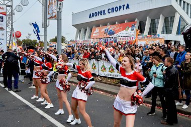 15 Eylül 2019 Minsk Belarus maratona başlamadan önce güzel dansçı kızlar var.