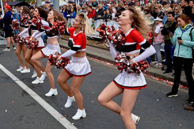 15 Eylül 2019 Minsk Belarus maratona başlamadan önce yolda dans eden bir grup güzel ponpon kızın etrafını sarın.