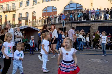 1 Haziran 2019 Minsk Belarus Sokağı Konseri. Çocukların kalabalığın önünde dans ettiği konser.