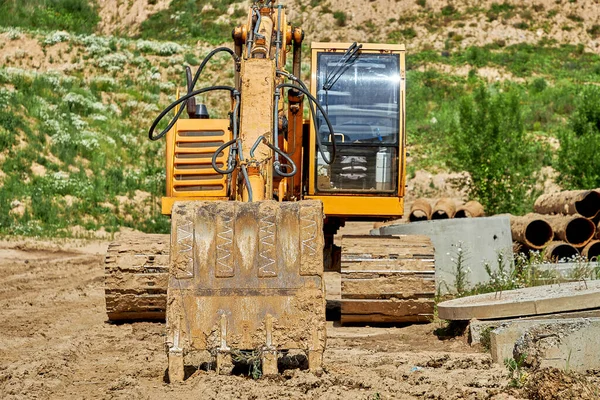 Ένας Μεγάλος Εκσκαφέας Στέκεται Δίπλα Προϊόντα Σκυροδέματος Στο Εργοτάξιο Για — Φωτογραφία Αρχείου