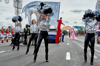 15 Eylül 2019, Minsk Belarus Büyük yaylı kızlar ve sirk sanatçıları var .