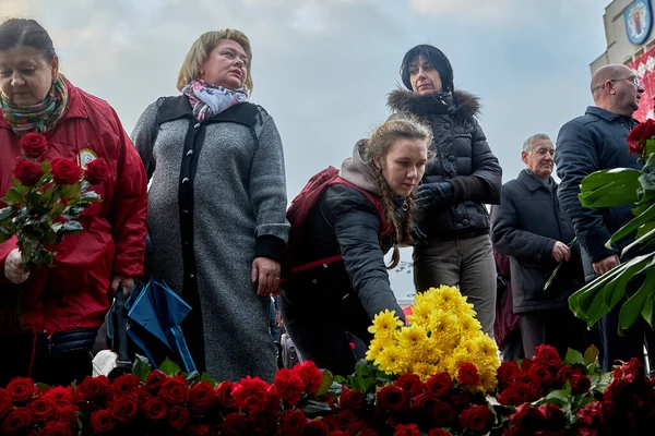 2019年11月7日 白俄罗斯明斯克这些人是老年人 并不是共产党反对派政治集会的主要参与者 他们手持鲜花站在列宁纪念碑前 1917年革命周年纪念日 2019年11月7日 — 图库照片