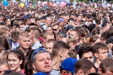 15 Eylül 2019 'da Minsk Belarus meydanında genç, sağlıklı, bilinmeyen insanlardan oluşan bir kalabalık toplandı.