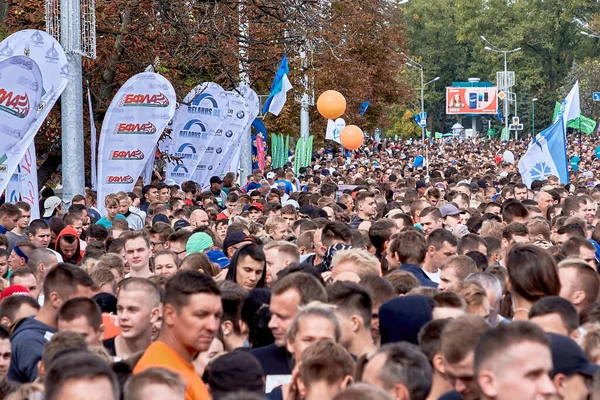 2019年9月15日明斯克白俄罗斯有许多崇尚健康生活方式的人站在马拉松慈善活动开始前 — 图库照片