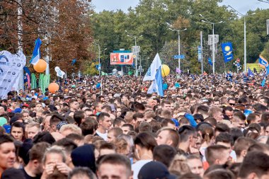 15 Eylül 2019 Minsk Belarus hayır maratonuna başlamadan önce bayrakları olan sağlıklı bir yaşam tarzı hayranları var.