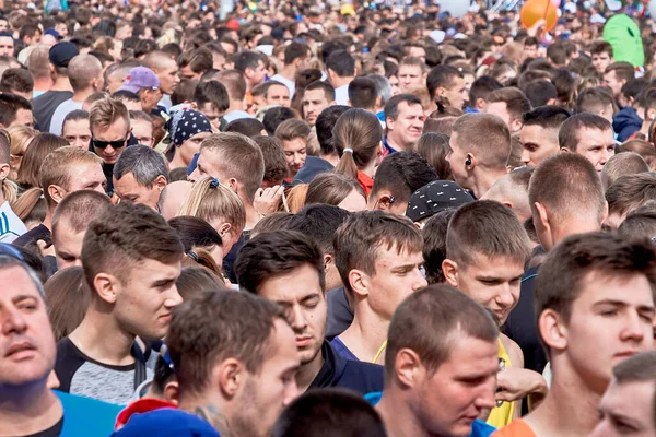 2019年9月15日ミンスク ベラルーシ広場に集まった若い健康な未知の人々の群衆 — ストック写真