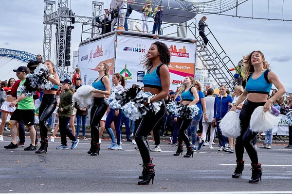 Setembro 2019 Minsk Belarus Close Grupo Meninas Felizes Dançando Estrada — Fotografia de Stock