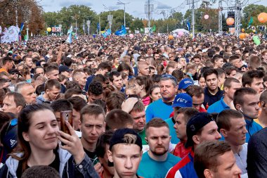 15 Eylül 2019, Minsk Belarus. Genç, sağlıklı, bilinmeyen insanlardan oluşan bir kalabalık meydanda toplandı.