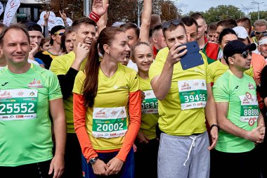 15 Eylül 2019 Minsk Belarus Birçok mutlu sporcu başlangıç için ayakta.