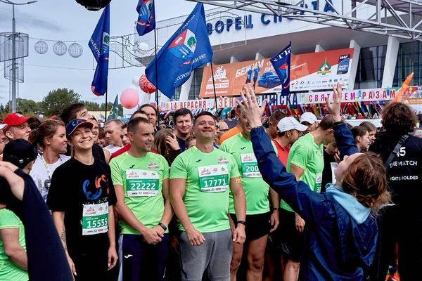 September 2019 Minsk Belarus Woman Raised Hands Greets Marathon Runners — Stock Photo, Image