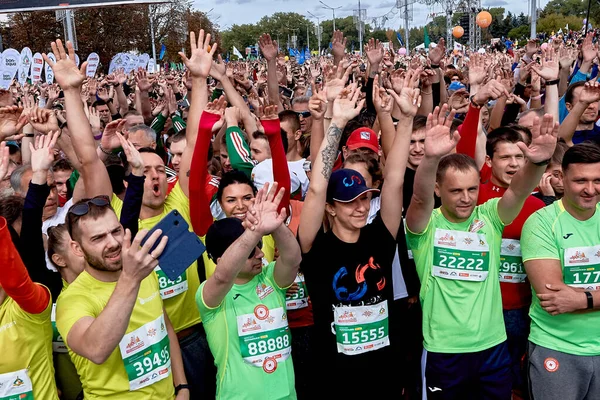 September 2019 Minsk Belarus Crowd Athletes Hands Raised Stands Start — Stock Photo, Image