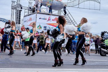 15 Eylül 2019, Minsk Belarus. Bir grup mutlu kız yolda dans ediyor..