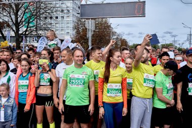 15 Eylül 2019 Minsk Belarus Birçok mutlu sporcu çocuklarıyla birlikte başlangıcın önünde duruyor.