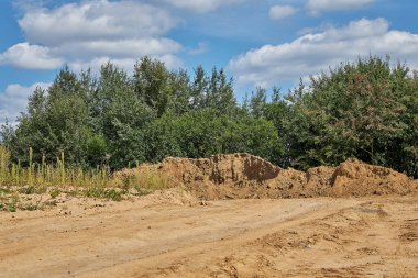 Kum, mavi gökyüzüne karşı inşaat amaçlı yalan söylüyor.