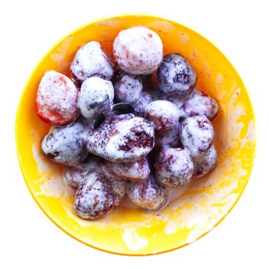 Kremayla kaplı taze çileklerle yakın çekim. Beyaz bir arkaplanda izole edilmiş