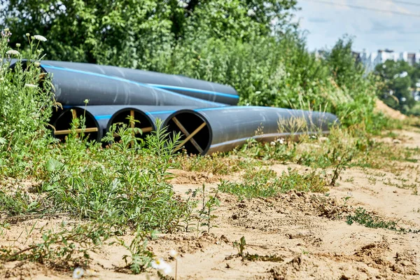 Gras Wächst Vor Dem Hintergrund Von Wasserleitungen Die Verschwommen Liegen — Stockfoto