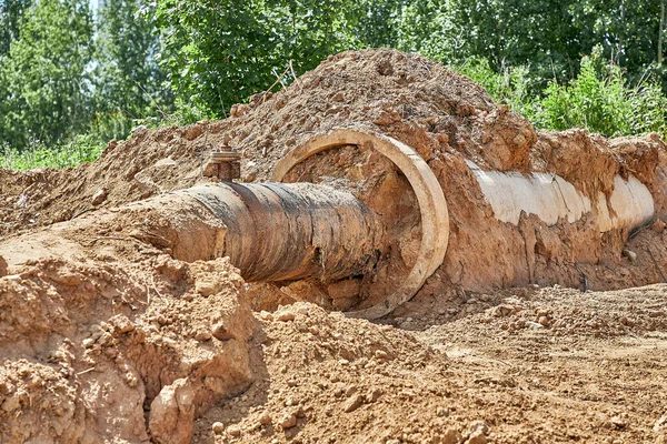 Реконструкция Сети Водоснабжения Грунта Выкопали Старую Водопроводную Трубу Железобетонном Рукаве — стоковое фото