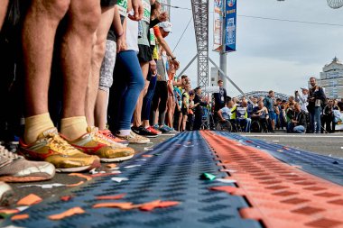 15 Eylül 2019 Minsk Belarus Atletleri maratona başlamadan önce tekerlekli sandalyedeki konuşmaları yapıyorlar. Maraton katılımcıları başlangıç çizgisinin önünde dururlar