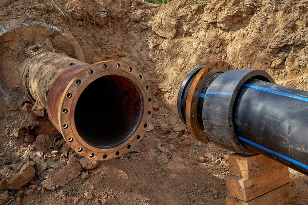 İki su borusu, su tedarik sisteminin kenarlarından bağlantı kurmak için kurulur.