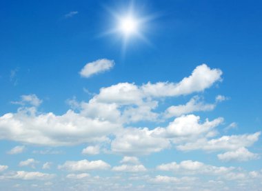 Mavi gökyüzündeki bulutlar