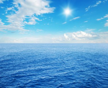 güzel gökyüzü ve mavi okyanus