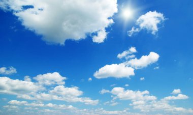 Mavi gökyüzünde beyaz bulutlar