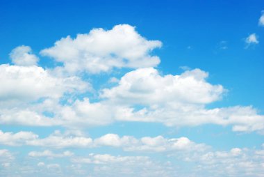 Mavi gökyüzündeki bulutlar