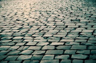 arka plan olarak Arnavut kaldırımlı yol