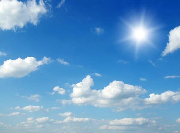 Хмари Блакитному Небі — стокове фото