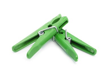 Beyaz arka plan üzerinde renkli giysiler pin