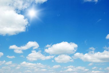 Mavi gökyüzündeki bulutlar