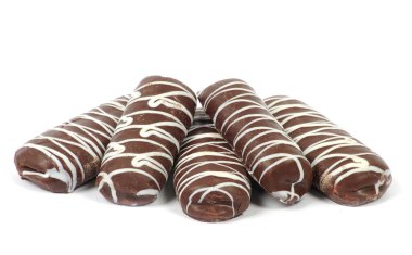 pilas de galletas sobre fondo blanco