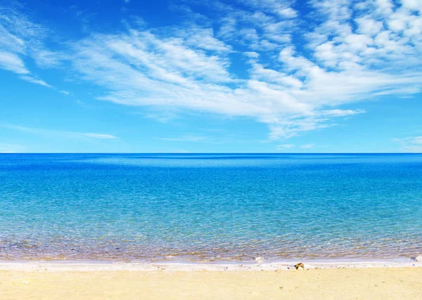 美しい空と青い海 — ストック写真