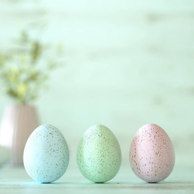 Üç renkli Paskalya yumurta nane camgöbeği ahşap üzerine