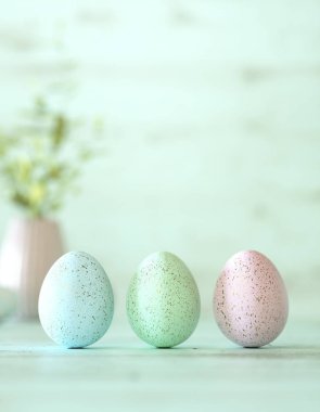 Üç renkli Paskalya yumurta nane camgöbeği ahşap üzerine