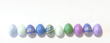 Paskalya yumurtası beyaz zemin üzerine dekore edilmiştir