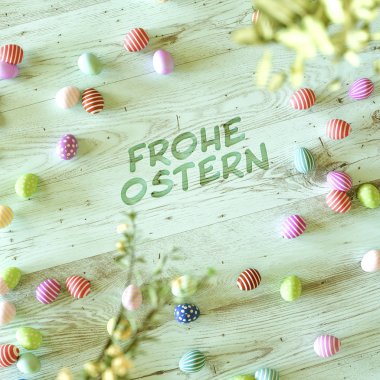 Nane yeşili ahşap üzerine renkli Paskalya yortusu yumurta