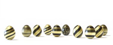 Beyaz arka plan üzerinde siyah ve altın ham Paskalya yumurta