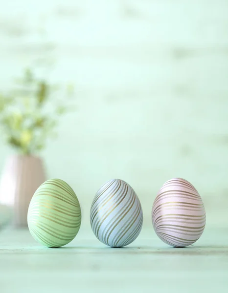 Trois œufs de Pâques colorés sur bois de cyan menthe — Photo