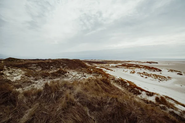 Amrum szigetén homokdűnék tavasszal felhős napon. — Stock Fotó