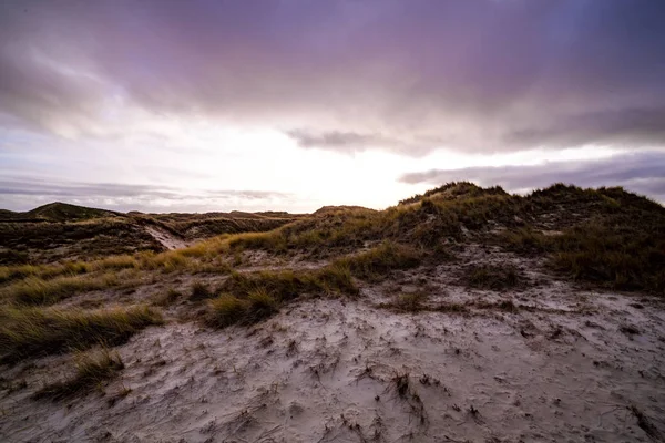Dune costiere in un paesaggio suggestivo al tramonto — Foto Stock