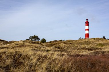 Uzakta tepede kırmızı deniz feneri