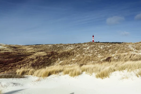 Faro rosso e bianco sulla collina — Foto Stock