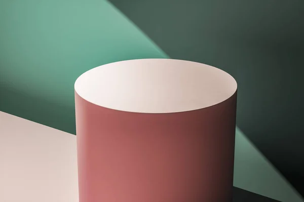 Pastel yeşil duvara karşı pembe dairesel podyum