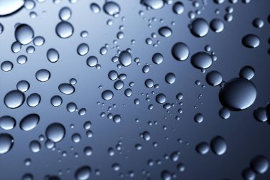 Şeffaf siyah cam zemin üzerinde su damlacıklarını kapat 